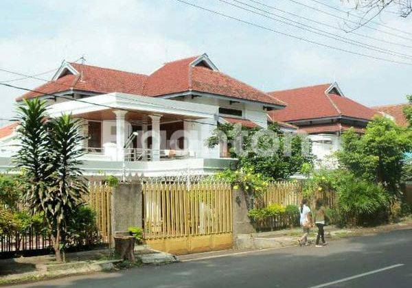tanah plus bangunan rumah belanda strategis di jalan besar kota malang. 1