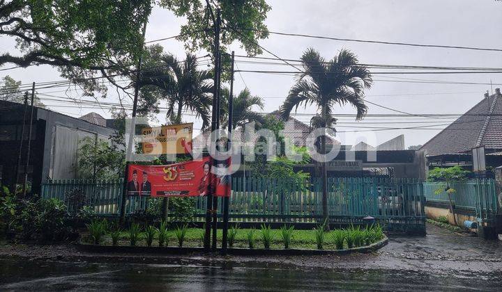 rumah kuno strategis . cocok untuk bisnis cafe, resto. 1