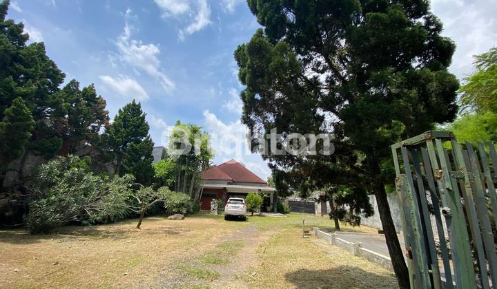 Wide land in the center of Letjend S Parman Street, Malang City. Wide land in the center of Letjend S Parman Street, Malang City.