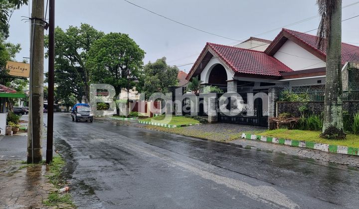 rumah kolonial belanda terawat dan strategis di kota malang.  2