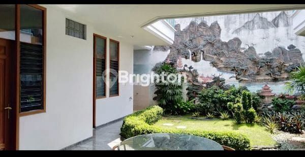 House in an elite neighborhood and commercial area of Malang city. Near Jalan Gunung Gunung Pahlawan Trip, Malang city. 2
