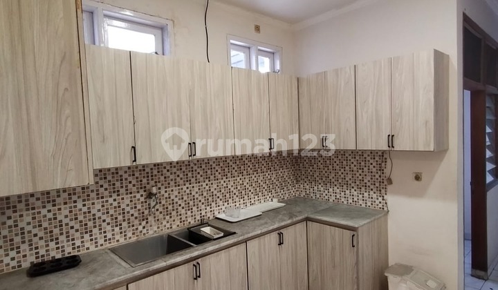 Beautiful House, Spacious Parking, Ready to Occupy, 5 Bedrooms for Rent in Permata Hijau Beautiful House, Spacious Parking, Ready to Occupy, 5 Bedrooms for Rent in Permata Hijau