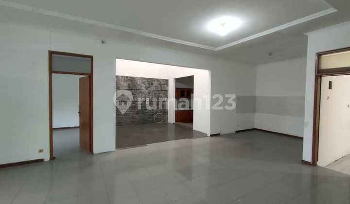 Depan Taman Rumah Luas Batununggal