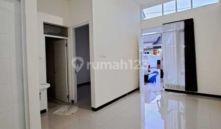 There is a curtain, W.heater, rear canopy in Tki V Sherwood, Bandung.