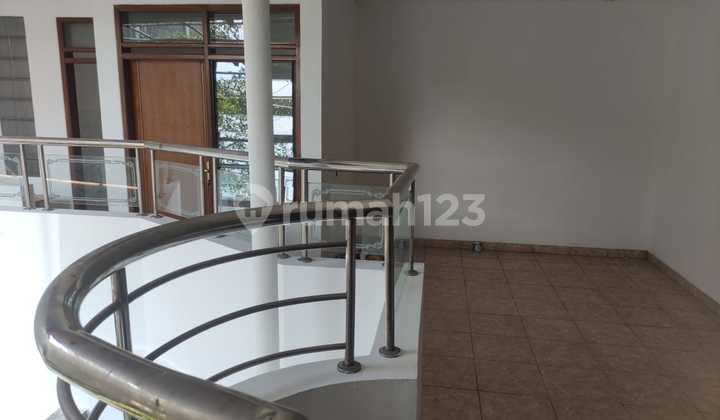 Lingkungan Tenang dan Asri Rumah ******** Batununggal