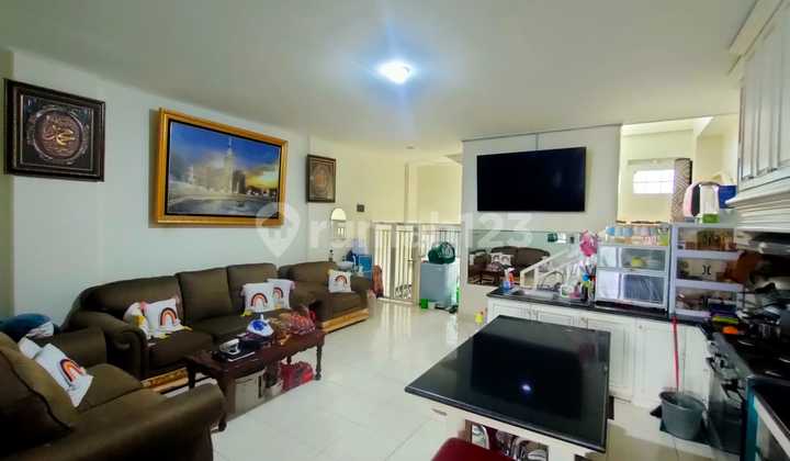 For Sale: Strategic Shop House in Bustling Student Fighter Wing Area 2