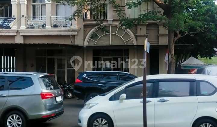 Good strategic shop house ready to occupy for sale in Galaxy South Bekasi. 2