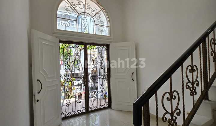 Rumah Pik 4 Bedrooms, Semifurnished Rapi Full Bangunan