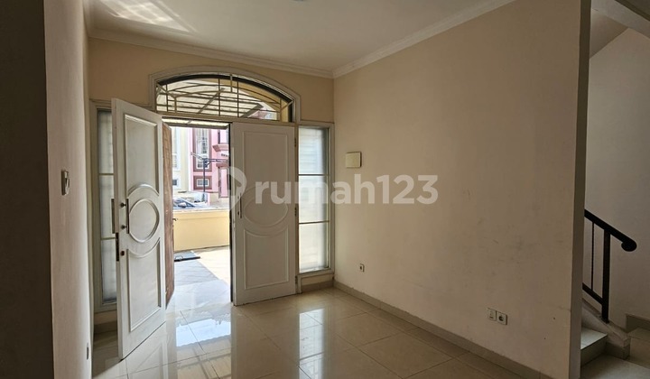 Disewakan Rumah Bagus di Kenari Golf PIK. Luas 8x15m Hadap Utara Disewakan Rumah Bagus di Kenari Golf PIK. Luas 8x15m Hadap Utara