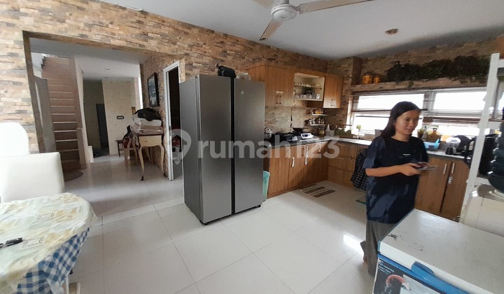 Below NJOP. Luxurious 3-Story House in Duren Tiga, Pancoran. Below NJOP. Luxurious 3-Story House in Duren Tiga, Pancoran.