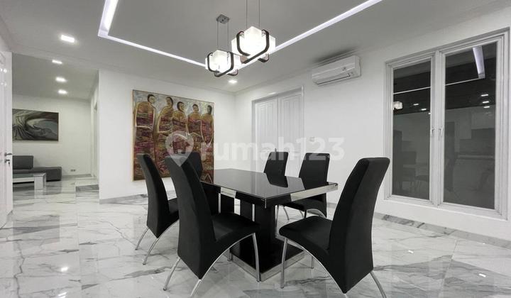 Rumah Mewah Privat dengan Kolam Renang di Taman Menteng, Lippo Cikarang Rumah Mewah Privat dengan Kolam Renang di Taman Menteng, Lippo Cikarang