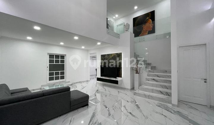 Rumah Mewah Privat dengan Kolam Renang di Taman Menteng, Lippo Cikarang 2