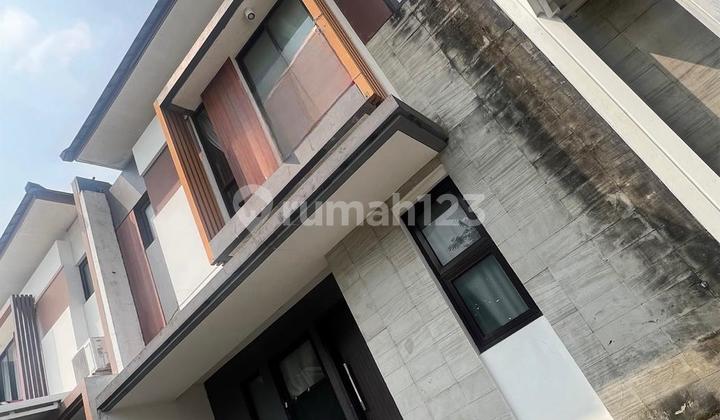 Standard House with Spacious Backyard Delatinos BSD City