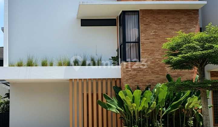 Rumah Dijual Bagus Rapi Tropical Desain BSD Tangsel