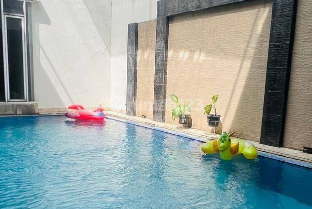 Rumah Hoek Dengan Private Pool di Delatinos BSD Dekat Tol 2