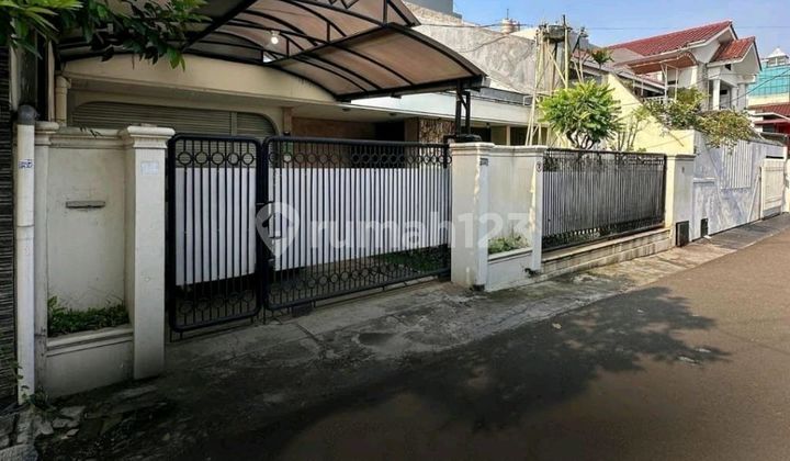 Near Blok M - Kebayoran Baru ~ Land area/building area 220/150 Near Blok M - Kebayoran Baru ~ Land area/building area 220/150