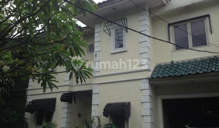 Rumah Besar di Lebak Bulus. Ada Kolam Renang