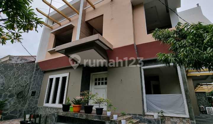 Rumah Besar di Duren Sawit Depan Bkt