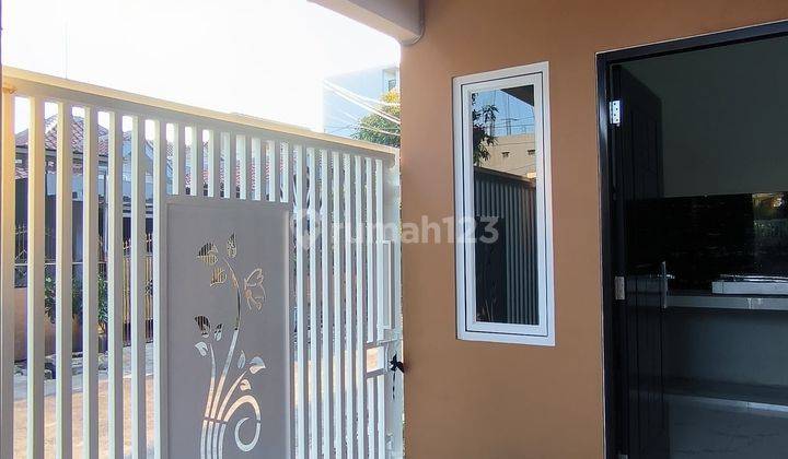 Rumah Mewah 2 Lantai di Simprug Poris – Hunian Eksklusif dengan Lokasi Strategis 2