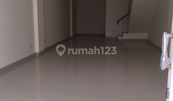 Ruko Jalan Utama Disewakan Posisi Terbagus Green Lake City 4