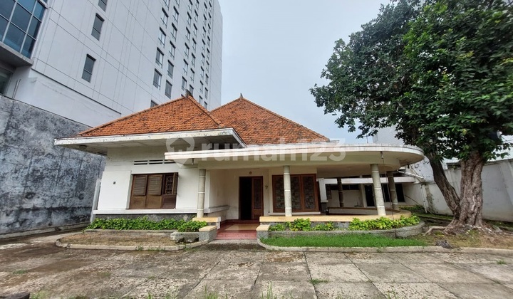 Classic House with a Spacious Yard in the Center of Semarang City Classic House with a Spacious Yard in the Center of Semarang City
