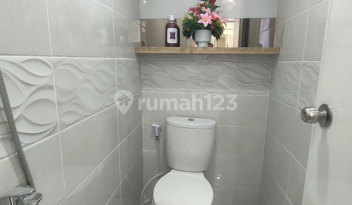 kamar mandi rumah 2 lantai dekat ke