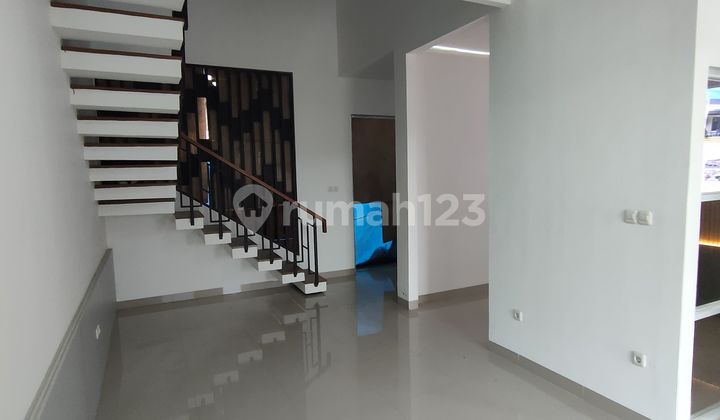 ruang tamu rumah dua lantai ready strategis