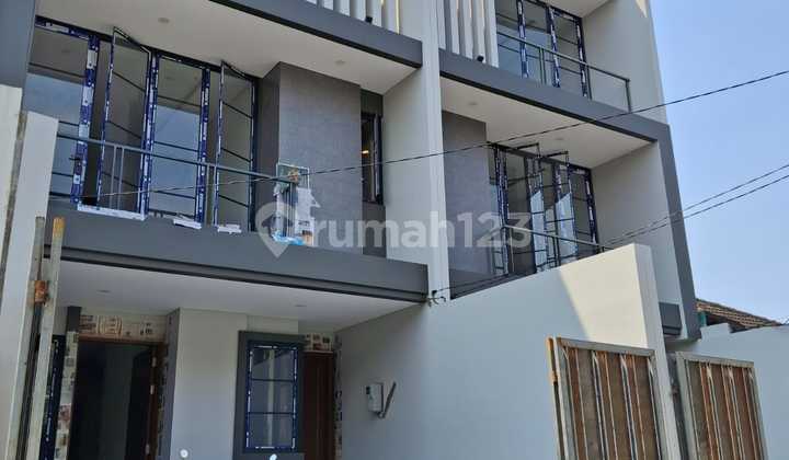 Dijual rumah baru gress modern 3lt,dalam komplek elite, lokasi sangat strategis, sisa 1 unit saja!!!(NSH155) 2