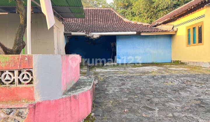 Land on the side of Karanganyar Main Road, strategic for opening a business.