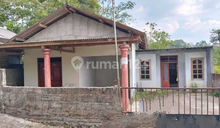 200 Million House West of Karangpandan Market