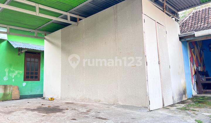 Land on the side of Karanganyar Main Road, strategic for opening a business.