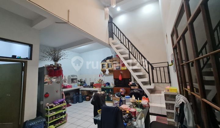 Rumah terawat 1½ lantai di TKI lingkungan aman