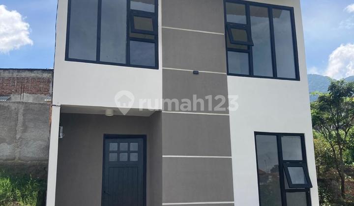 Rumah baru bangunan dua lantai sangat murah  1