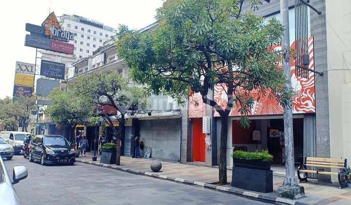 Ruko di Kawasan Legendaris Jl Braga yang Ramai 24jam 1