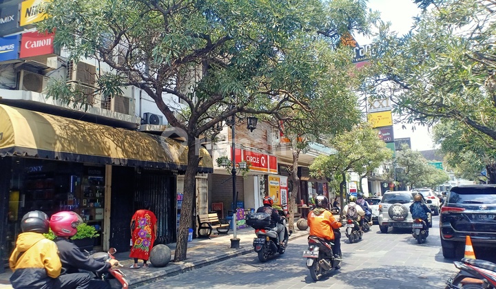 Ruko di Kawasan Legendaris Jl Braga yang Ramai 24jam 2
