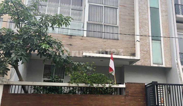 dijual rumah cantik di Taman Kebon Jeruk Intercon, jakarta barat