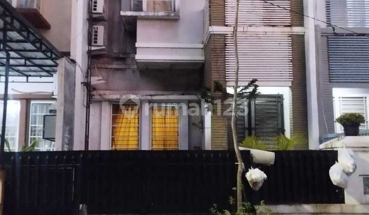 Ready-to-Occupy House in Taman Semanan Indah, Strategic Location near Puri Indah Mall