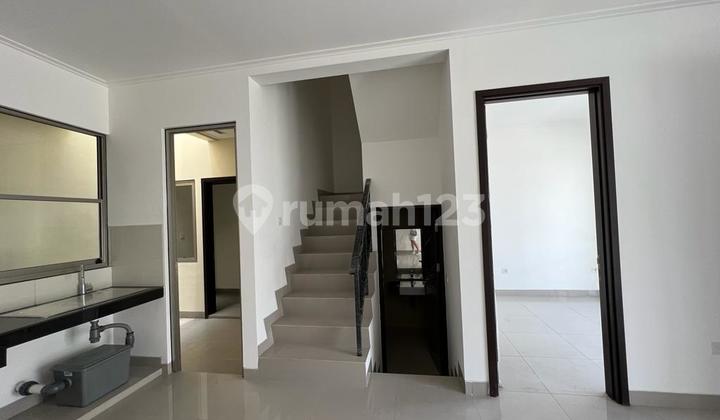 For Rent: PIK Crown Golf House 2.5 Floors Furnished 300m² Facing Park in North Jakarta 2