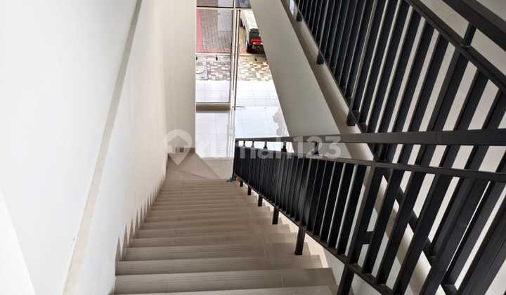 Di Jual Ruko Laviera Ukuran 4,5x12 Hadap Danau