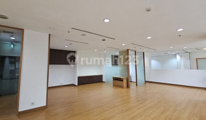 Disewakan Office Space di Menara Sudirman Lantai 8 Semi Furnished Jakarta Selatan Disewakan Office Space di Menara Sudirman Lantai 8 Semi Furnished Jakarta Selatan