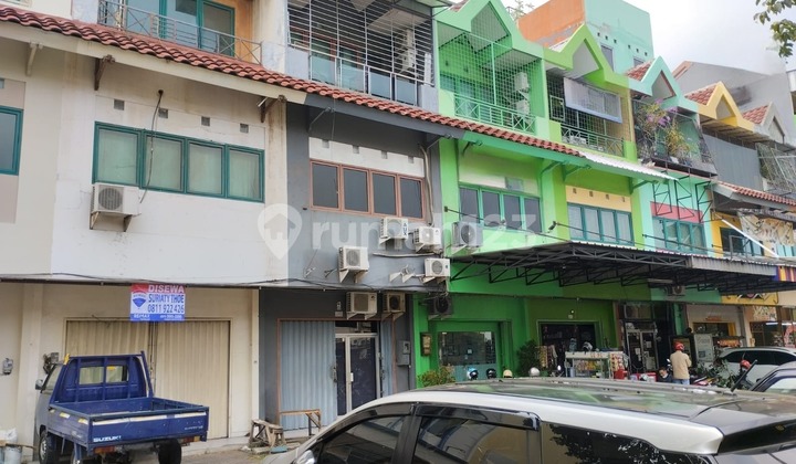 Quick Rent for 3-Story Shop House in Daan Mogot Baru, Kalideres, West Jakarta