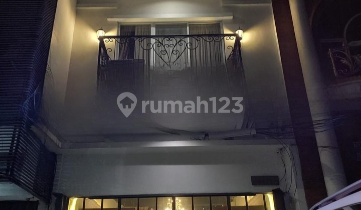 Ruko Premium Pondok Indah di Jalan Sultan Iskandar Muda - Jakarta Selatan Ruko Premium Pondok Indah di Jalan Sultan Iskandar Muda - Jakarta Selatan