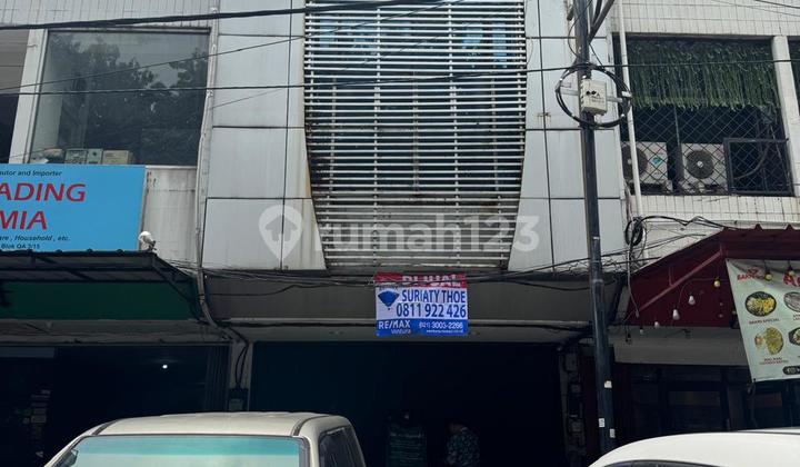 Ruko di Jalan Kelapa Gading Boulevard, Kelapa Gading, Jakarta Utara