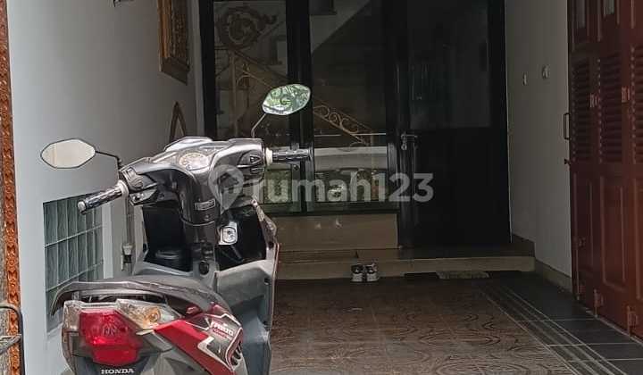 Classic Luxury House In Nusaloka Bsd 2