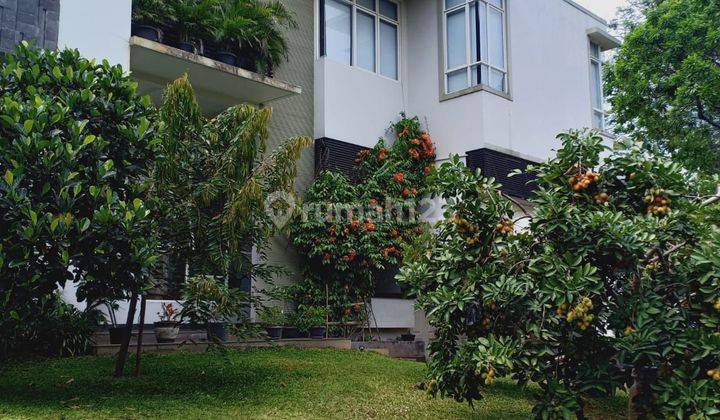 Rumah Dekat Danau Halaman Luas di BSD Telaga Golf 2