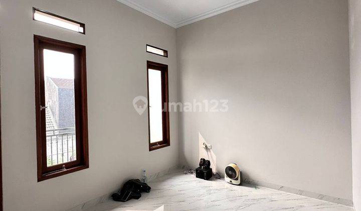 Rumah 2 Lantai Baru Furnished di Ciracas Jakarta Timur 2