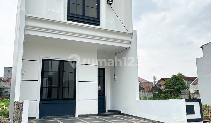 Rumah American Classic di Ciracas Dekat Stasiun LRT Ciracas