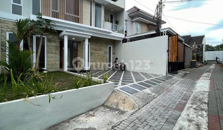 Modern House Near Hyatt Hotel on Palagan Street Yogyakarta