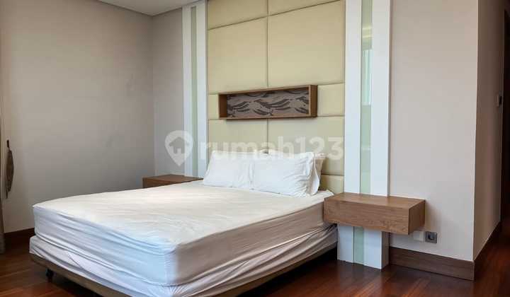 Spacious Room in Senayan City over 200 m2 with city view, harga special  2
