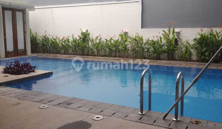 tinggal di komplex di area Kuningan,  1